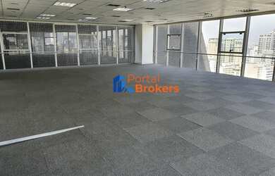 Imagem: O depósito possui 5 Vagas na garagem e 334m² de Área e está