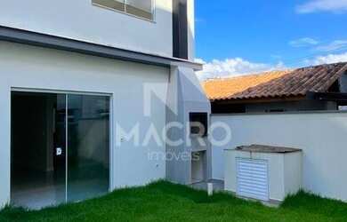 Imagem: A casa possui 3 Dormitórios, 3 Banheiros, 2 Vagas na garagem