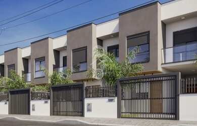 Imagem: A casa possui 3 Dormitórios, 3 Banheiros, 2 Vagas na garagem