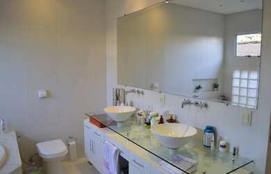 Imagem: A casa em condomínio possui 4 Dormitórios, 2 Banheiros, 5