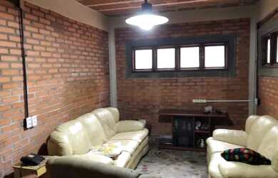 Imagem: A casa possui 3 Dormitórios, 1 Banheiro, 2 Vagas na garagem