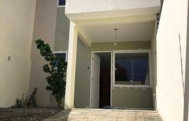 Imagem: A casa possui 3 Dormitórios, 2 Banheiros, 1 Vaga na garagem