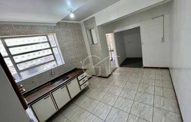 Imagem: A casa possui 3 Dormitórios, 2 Banheiros, 1 Vaga na garagem