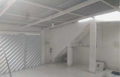 Imagem: A casa possui 3 Dormitórios, 1 Banheiro, 1 Vaga na garagem