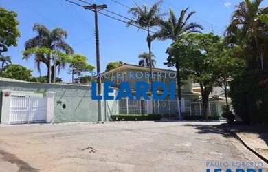 Imagem: A casa possui 4 Dormitórios, 5 Banheiros, 4 Vagas na garagem