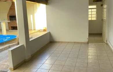 Imagem: A casa possui 2 Dormitórios, 2 Banheiros, 4 Vagas na garagem