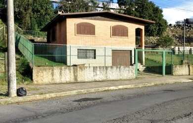 Imagem: A casa possui 3 Dormitórios, 1 Banheiro, 2 Vagas na garagem