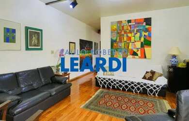 Imagem: A casa possui 3 Dormitórios, 3 Banheiros, 2 Vagas na garagem