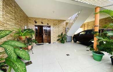 Imagem: A casa possui 4 Dormitórios, 3 Banheiros, 2 Vagas na garagem