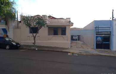 Imagem: A casa possui 3 Dormitórios, 2 Banheiros, 5 Vagas na garagem