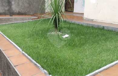 Imagem: A casa possui 4 Dormitórios, 2 Banheiros, 4 Vagas na garagem