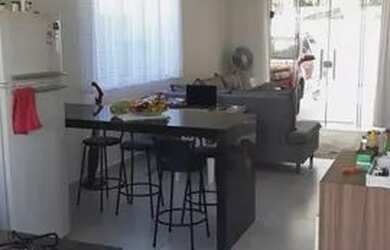 Imagem: A casa possui 3 Dormitórios, 2 Banheiros, 2 Vagas na garagem