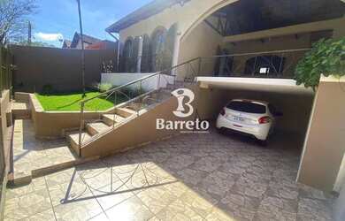 Imagem: A casa possui 4 Dormitórios, 3 Banheiros, 2 Vagas na garagem