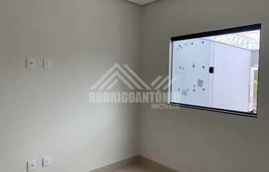 Imagem: A casa possui 2 Dormitórios, 2 Banheiros, 1 Vaga na garagem