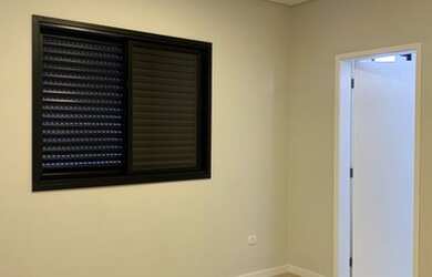 Imagem: A casa em condomínio possui 4 Dormitórios, 5 Banheiros, 257m²