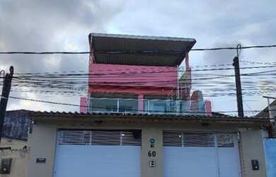 Imagem: A casa possui 3 Dormitórios, 3 Banheiros, 2 Vagas na garagem