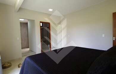 Imagem: A casa possui 4 Dormitórios, 5 Banheiros, 3 Vagas na garagem