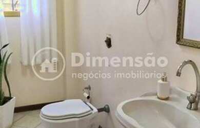 Imagem: A casa possui 4 Dormitórios, 5 Banheiros, 4 Vagas na garagem