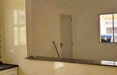 Imagem: A casa possui 3 Dormitórios, 2 Banheiros, 1 Vaga na garagem