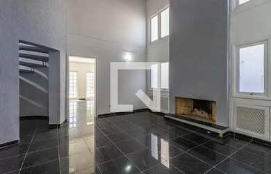 Imagem: A casa em condomínio possui 4 Dormitórios, 3 Banheiros, 4