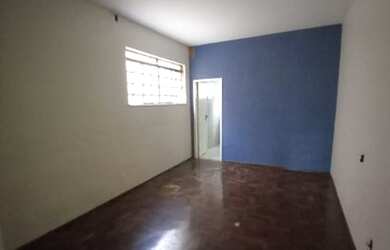 Imagem: A casa possui 5 Dormitórios, 1 Banheiro, 3 Vagas na garagem