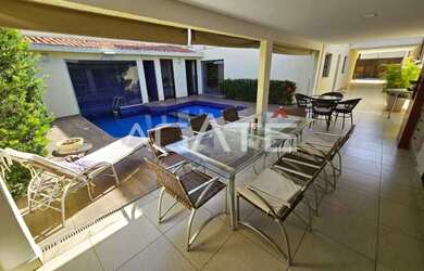 Imagem: A casa possui 4 Dormitórios, 4 Banheiros, 5 Vagas na garagem