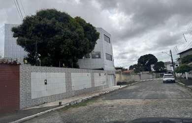 Imagem: A casa possui 5 Dormitórios, 5 Banheiros, 3 Vagas na garagem