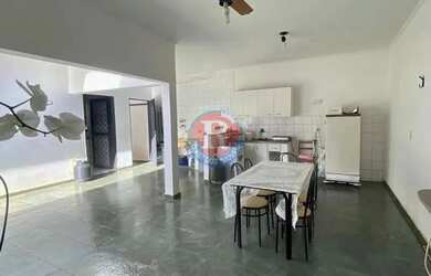 Imagem: A casa possui 4 Dormitórios, 5 Banheiros, 5 Vagas na garagem