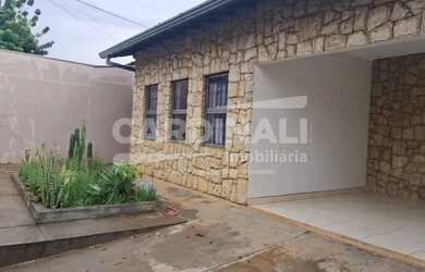 Imagem 2: Casa com ótima localização, acabamento de primeira qualidade, ao lado...