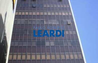 Imagem: O depósito possui 2 Vagas na garagem e 528m² de Área e está