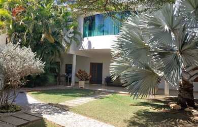 Imagem: A casa possui 4 Dormitórios, 4 Banheiros, 5 Vagas na garagem