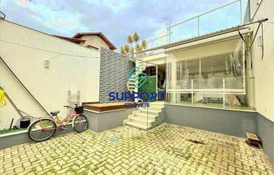 Imagem: A casa possui 3 Dormitórios, 4 Banheiros, 2 Vagas na garagem