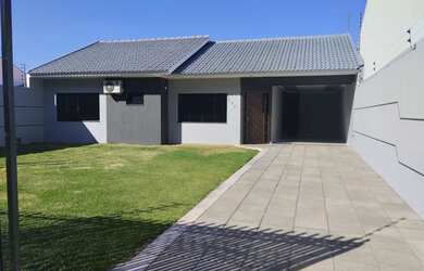 Imagem: A casa possui 3 Dormitórios, 3 Banheiros, 5 Vagas na garagem