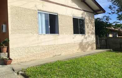 Imagem: A casa possui 3 Dormitórios, 1 Banheiro, 1 Vaga na garagem