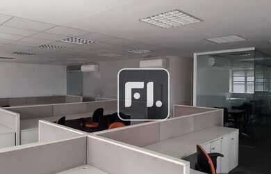 Imagem: O depósito possui 5 Vagas na garagem, 300m² de Área e está