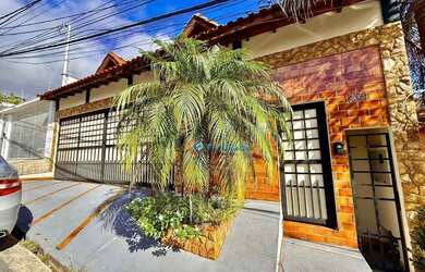 Imagem: A casa possui 4 Dormitórios, 4 Banheiros, 5 Vagas na garagem