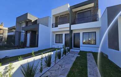 Imagem: A casa possui 2 Dormitórios, 2 Banheiros, 2 Vagas na garagem