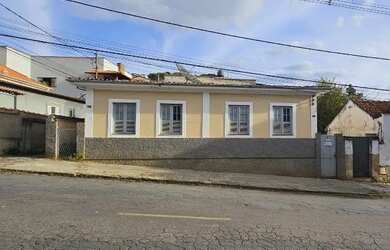 Imagem: A casa possui 4 Dormitórios, 2 Banheiros, 360m² de Área e