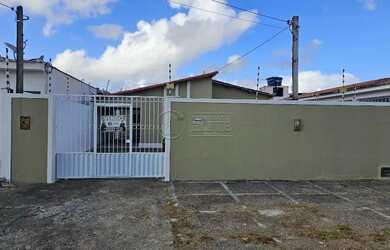Imagem: A casa possui 4 Dormitórios, 2 Banheiros, 4 Vagas na garagem