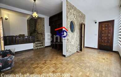 Imagem: A casa possui 4 Dormitórios, 1 Banheiro, 5 Vagas na garagem