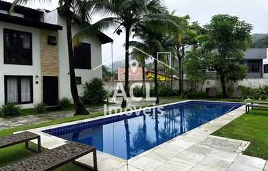 Imagem: A casa possui 2 Dormitórios, 2 Banheiros, 2 Vagas na garagem