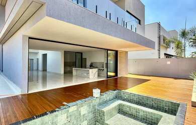 Imagem: A casa possui 4 Dormitórios, 5 Banheiros, 2 Vagas na garagem