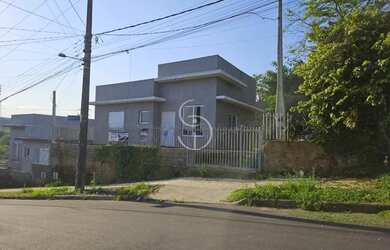 Imagem: A casa possui 3 Dormitórios, 2 Banheiros, 2 Vagas na garagem