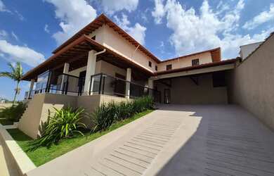 Imagem: A casa possui 4 Dormitórios, 4 Banheiros, 4 Vagas na garagem