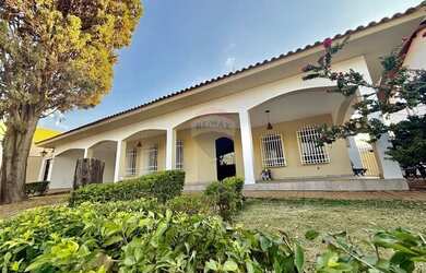 Imagem: A casa para alugar possui 4 Dormitórios, 5 Banheiros, 4 Vagas