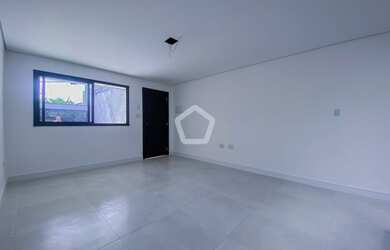 Imagem: A casa possui 2 Dormitórios, 1 Banheiro, 2 Vagas na garagem