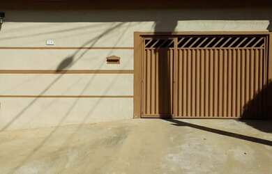 Imagem: A casa possui 2 Dormitórios, 1 Banheiro, 2 Vagas na garagem