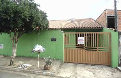 Imagem: A casa possui 3 Dormitórios, 2 Banheiros, 2 Vagas na garagem