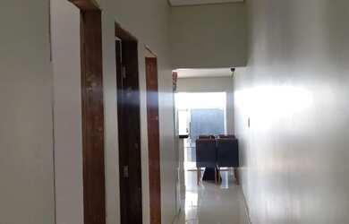 Imagem: A casa possui 3 Dormitórios e 2 Banheiros e está localizado