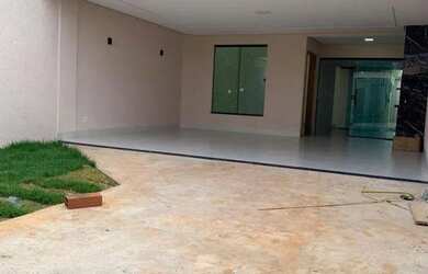 Imagem: A casa possui 3 Dormitórios, 2 Banheiros, 2 Vagas na garagem